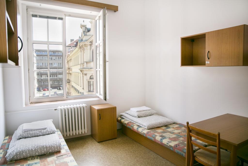 Dizzy Daisy Hostel Prag Exteriör bild