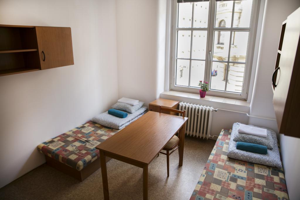 Dizzy Daisy Hostel Prag Exteriör bild