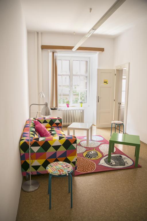 Dizzy Daisy Hostel Prag Exteriör bild