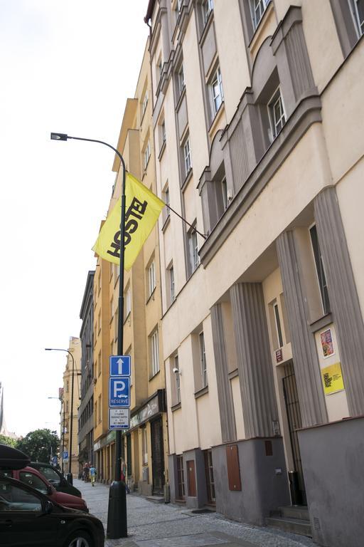 Dizzy Daisy Hostel Prag Exteriör bild