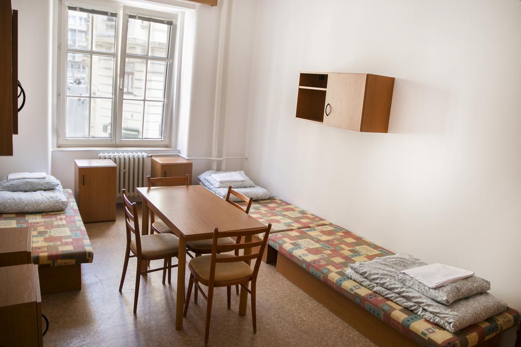 Dizzy Daisy Hostel Prag Exteriör bild