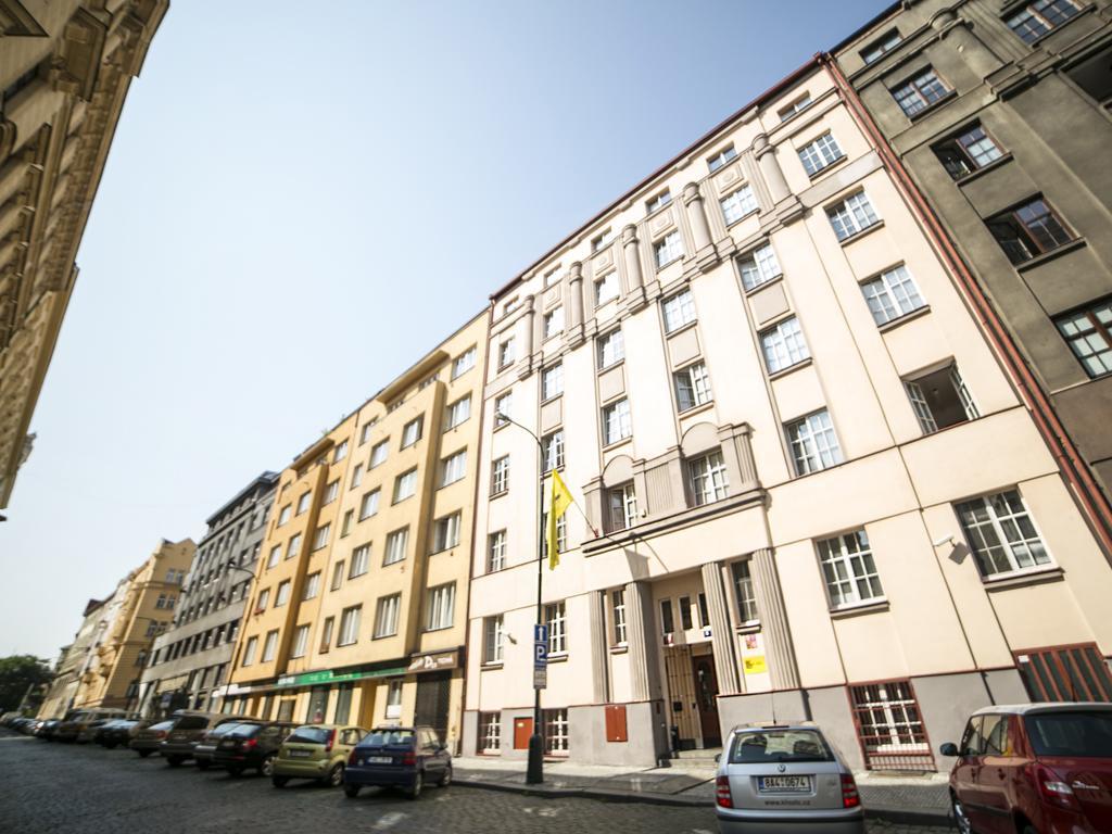 Dizzy Daisy Hostel Prag Exteriör bild