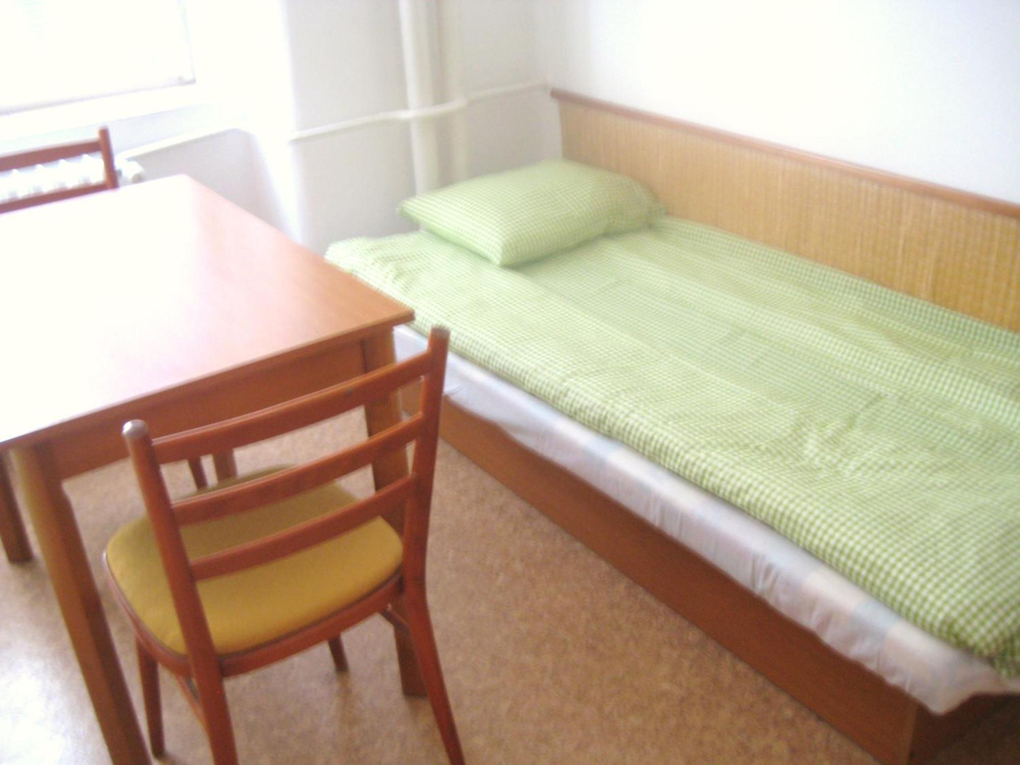 Dizzy Daisy Hostel Prag Exteriör bild