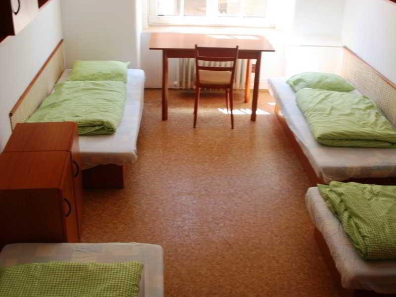 Dizzy Daisy Hostel Prag Exteriör bild
