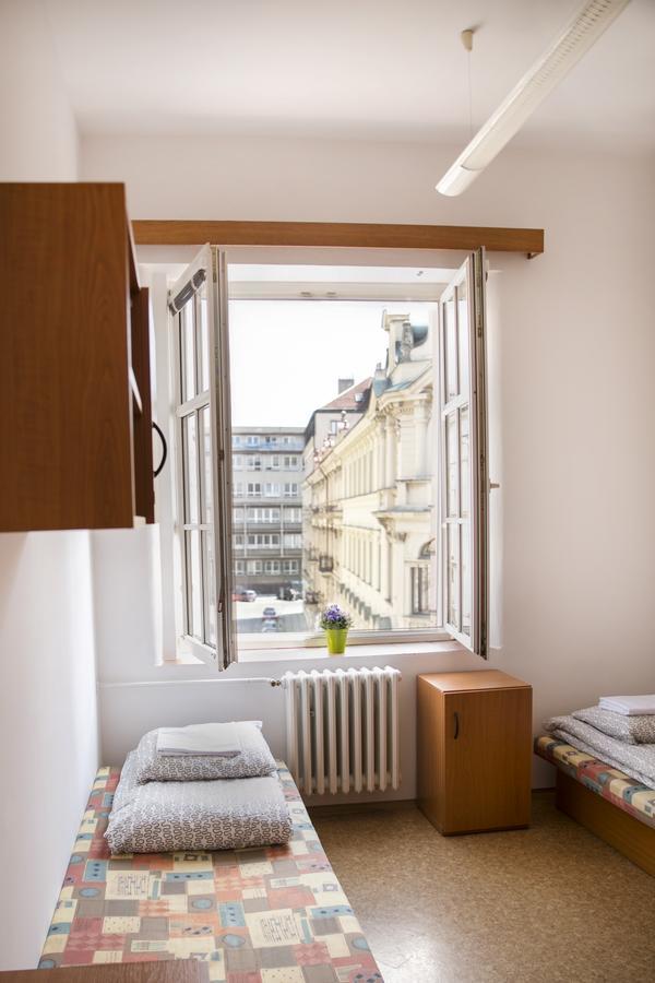 Dizzy Daisy Hostel Prag Exteriör bild